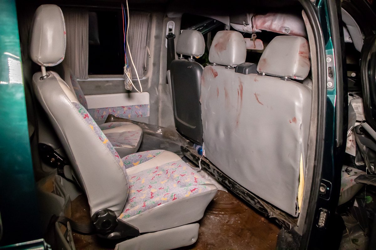 Пассажиров и водителя вырезали спасатели Пассажиров и водителя вырезали спасатели