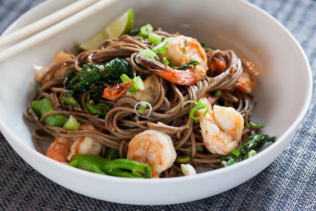 Полезные и вкусные рецепты: как приготовить гречневую лапшу с овощами и креветками 1