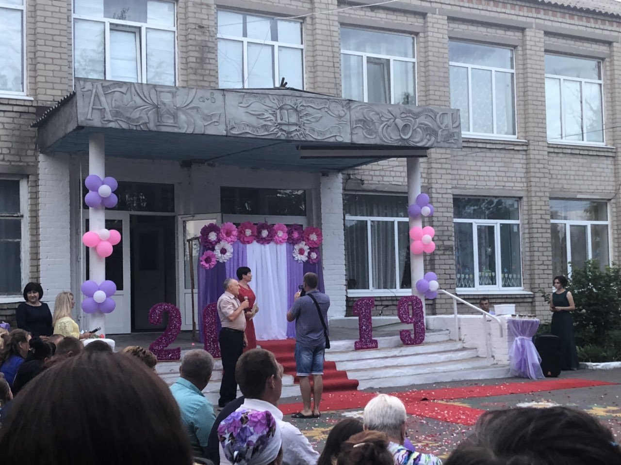 Новый этап жизни: в селах Днепропетровской области ярко поздравили выпускников 1