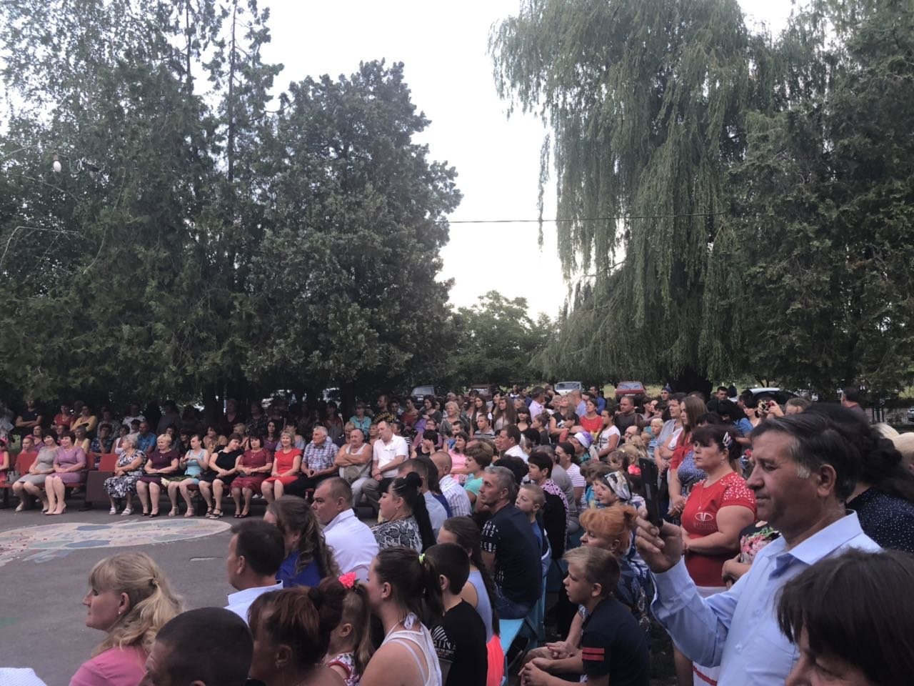 Новый этап жизни: в селах Днепропетровской области ярко поздравили выпускников 2