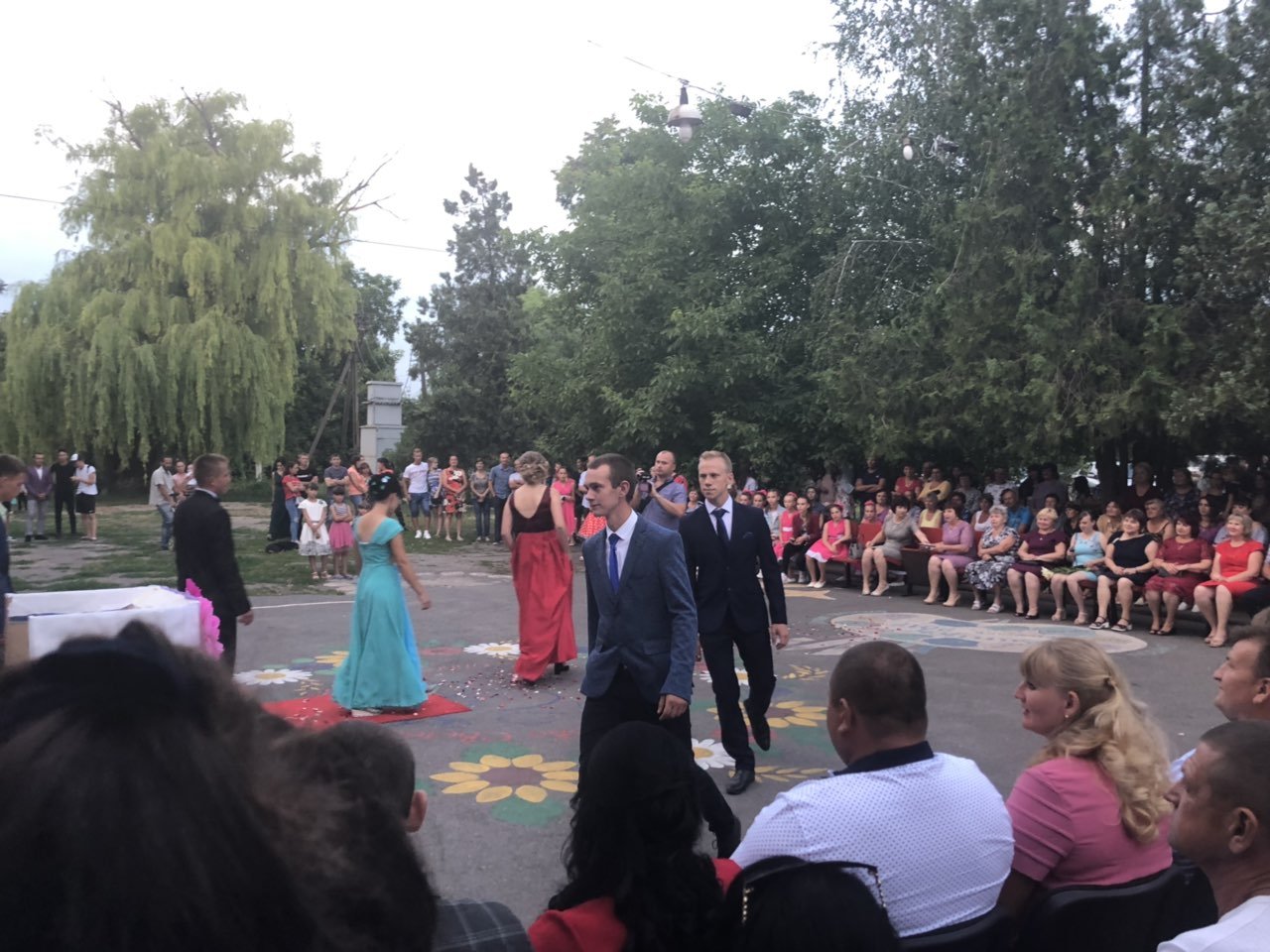 Новый этап жизни: в селах Днепропетровской области ярко поздравили выпускников 3