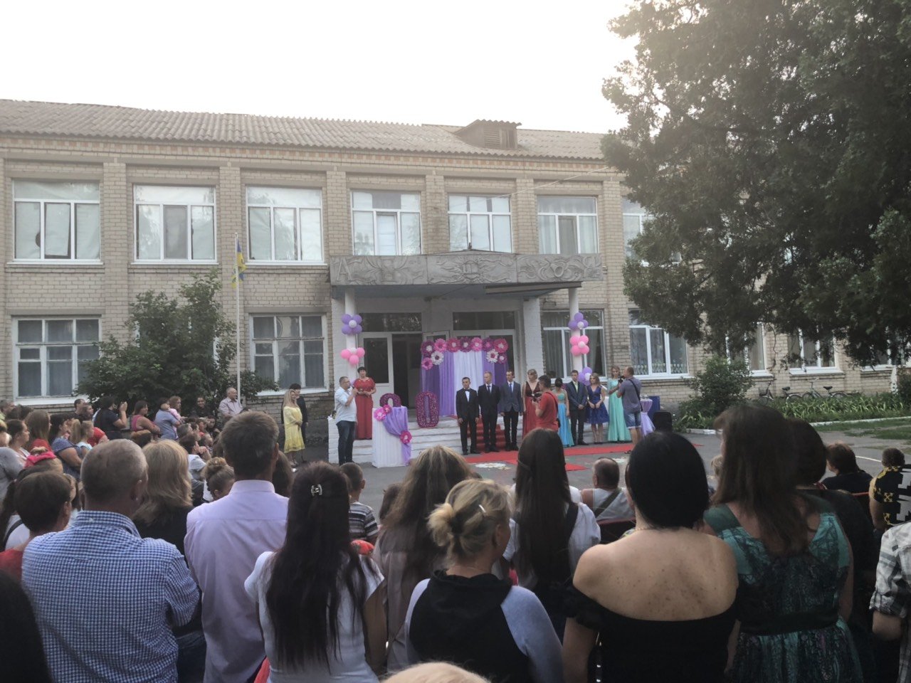 Новый этап жизни: в селах Днепропетровской области ярко поздравили выпускников 4