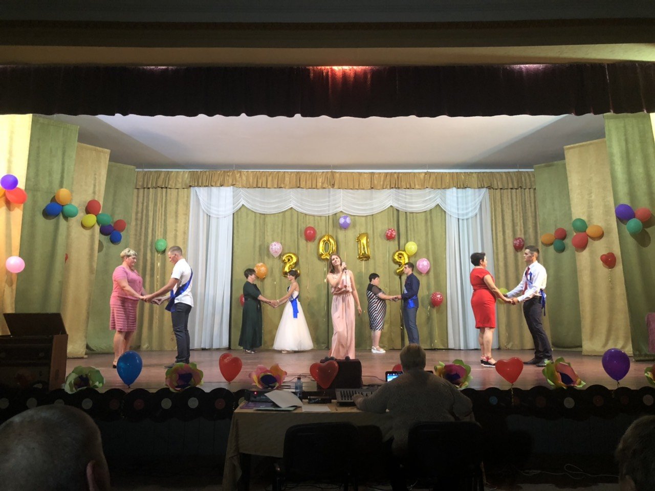 Новый этап жизни: в селах Днепропетровской области ярко поздравили выпускников 5