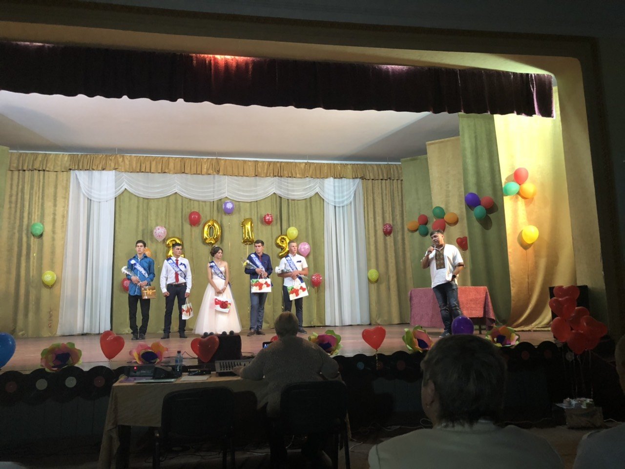 Новый этап жизни: в селах Днепропетровской области ярко поздравили выпускников 7