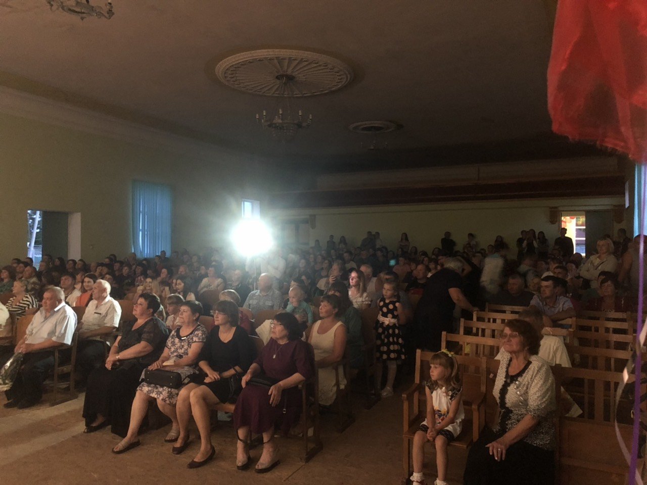 Новый этап жизни: в селах Днепропетровской области ярко поздравили выпускников 9