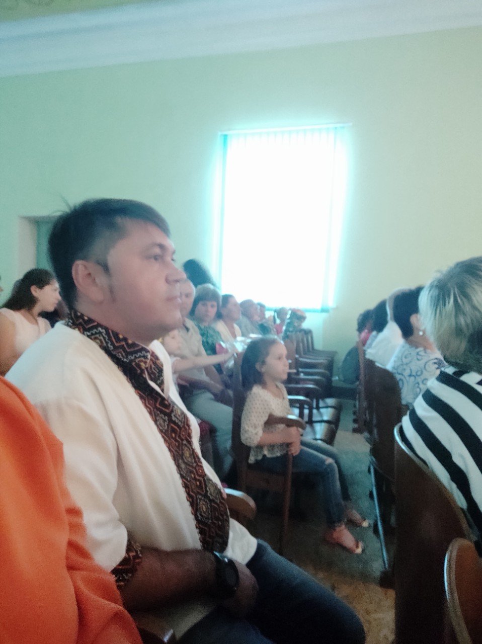 Новый этап жизни: в селах Днепропетровской области ярко поздравили выпускников 10