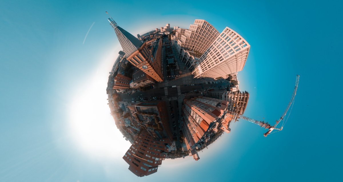 Вращается наш город бесшумно, а шума в нем хоть отбавляй