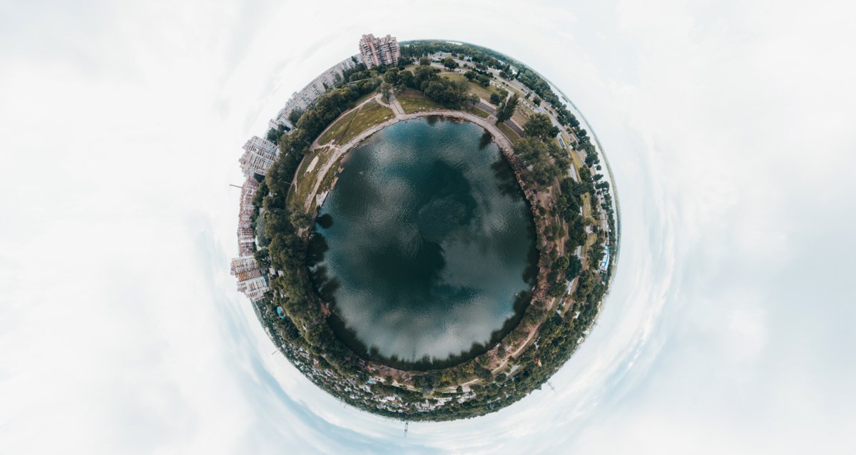 Похоже на глазик огромного белого кита :)