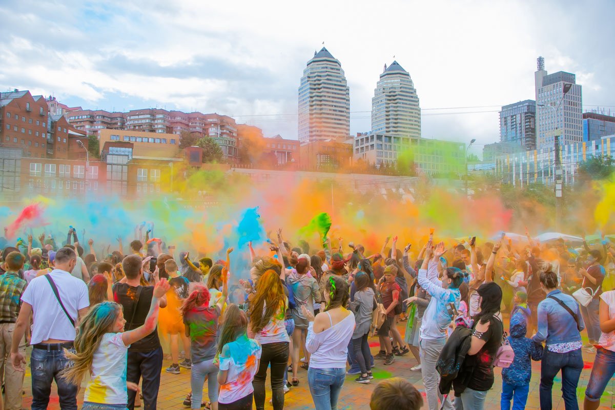 Отличный повод немного разукрасить этот скучный город Отличный повод немного разукрасить этот скучный город