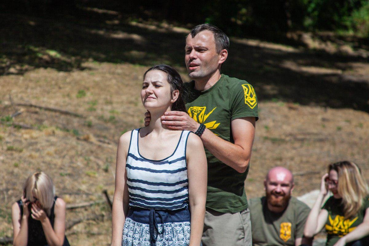 Александр Клименко показывает, как остановить кровотечение из шеи