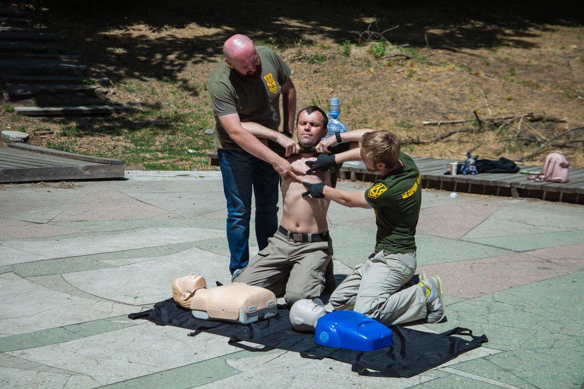 Как найти место, на которое нажимать при СЛР