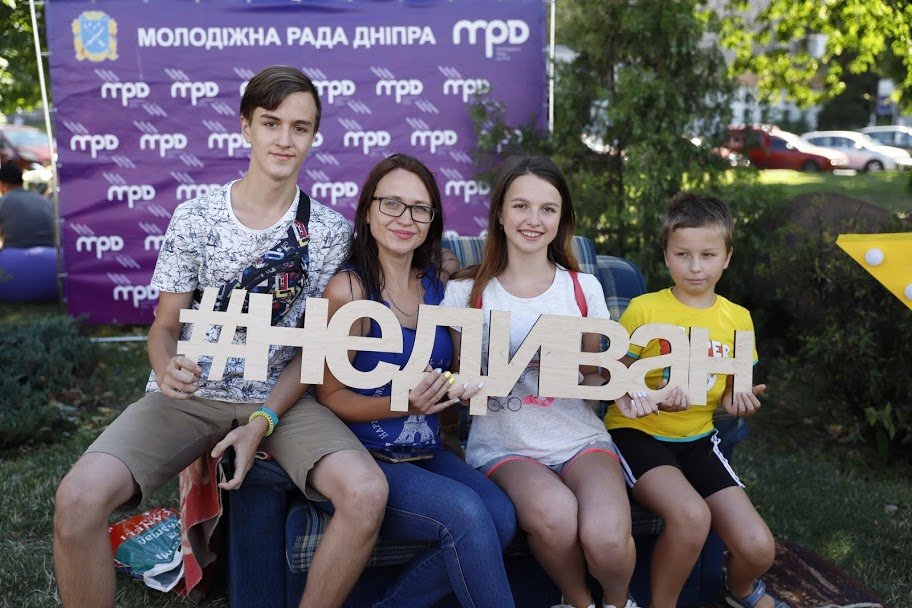 Парни и девушки не смогли пройти мимо яркой фотозоны Парни и девушки не смогли пройти мимо яркой фотозоны