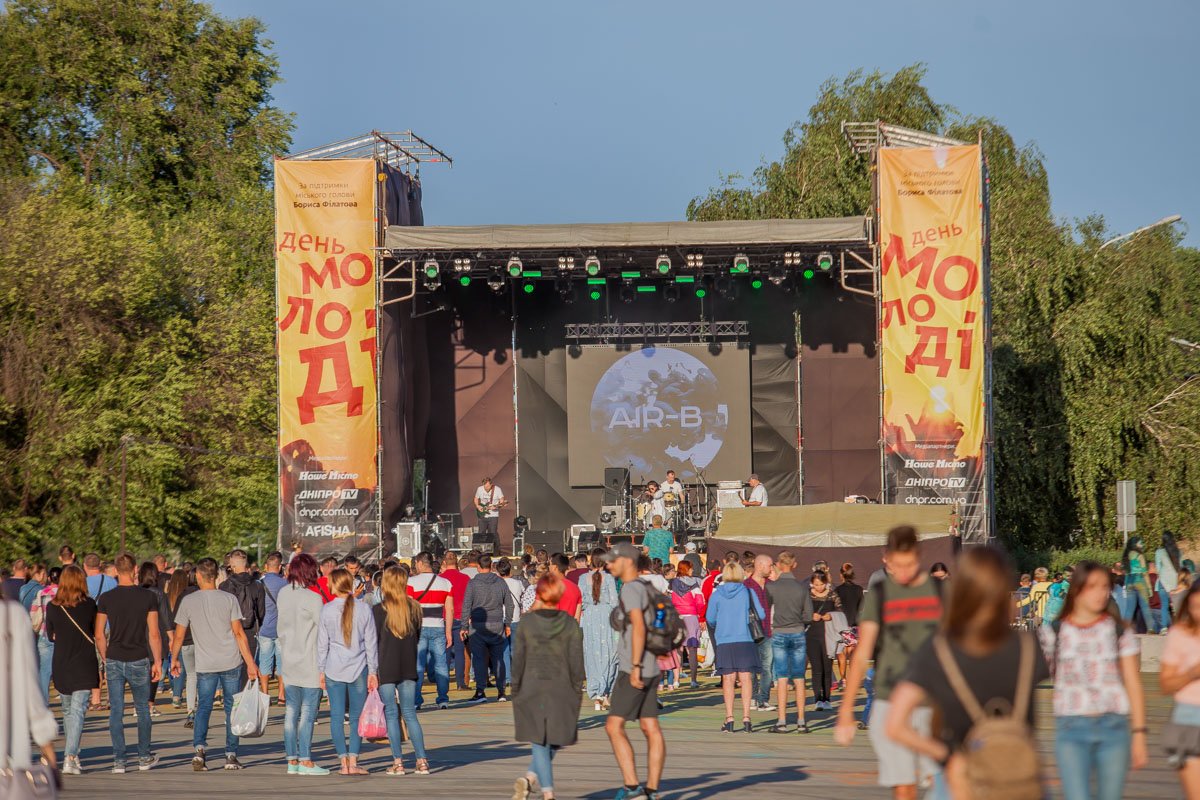 В 19:00 на Фестивальном причале стартовал долгожданный концерт В 19:00 на Фестивальном причале стартовал долгожданный концерт