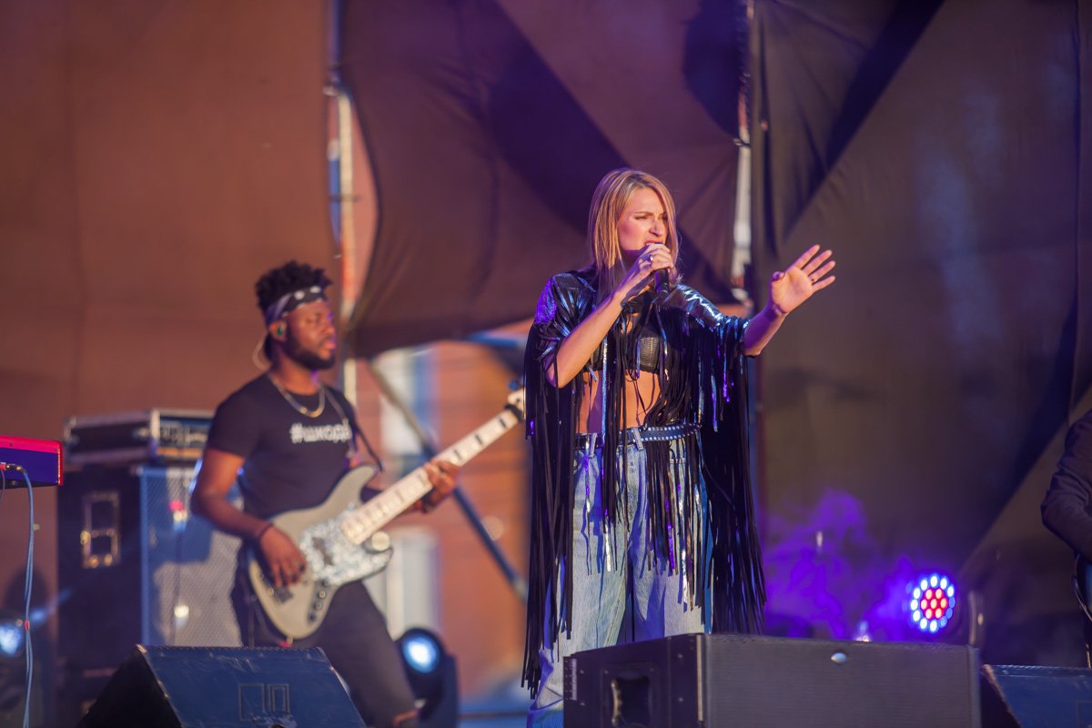 Певица исполнила свои хиты Певица исполнила свои хиты