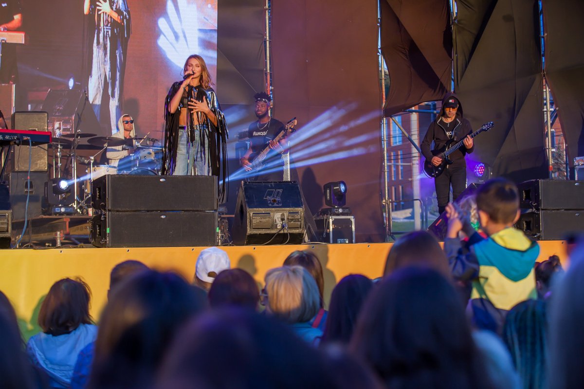 Зрители подпевали знакомые песни Зрители подпевали знакомые песни