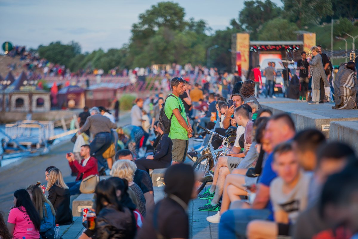 Многие наслаждались музыкой чуть дальше от сцены Многие наслаждались музыкой чуть дальше от сцены