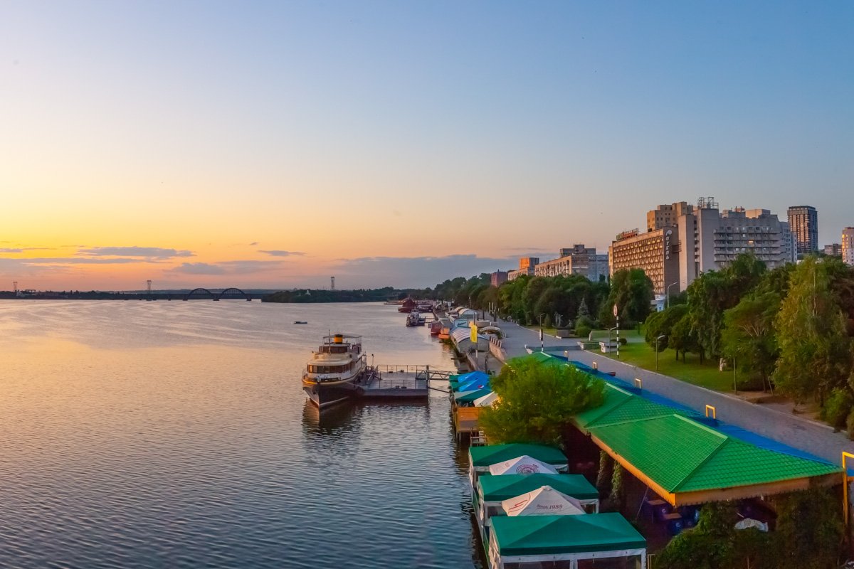 Днепр встречает сказочный рассвет на Сичеславской Набережной Днепр встречает сказочный рассвет на Сичеславской Набережной