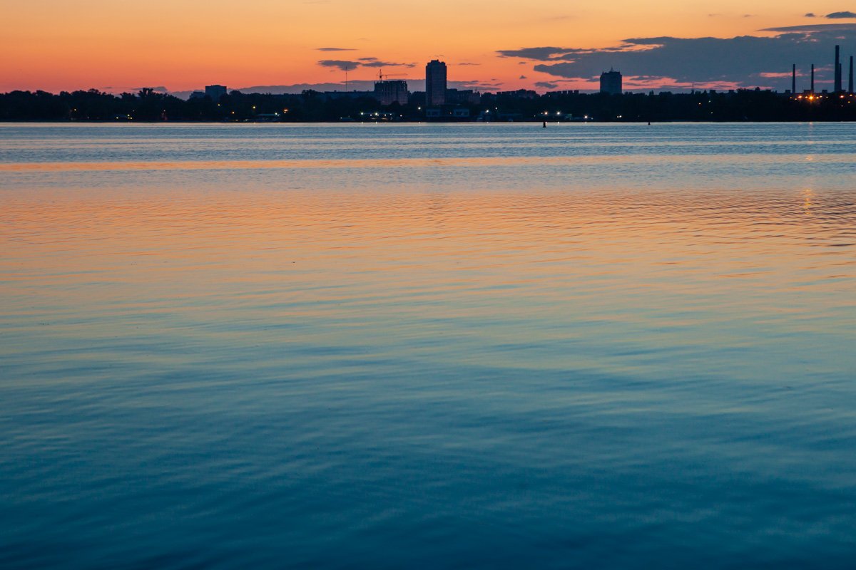 Левый берег города просыпается Левый берег города просыпается