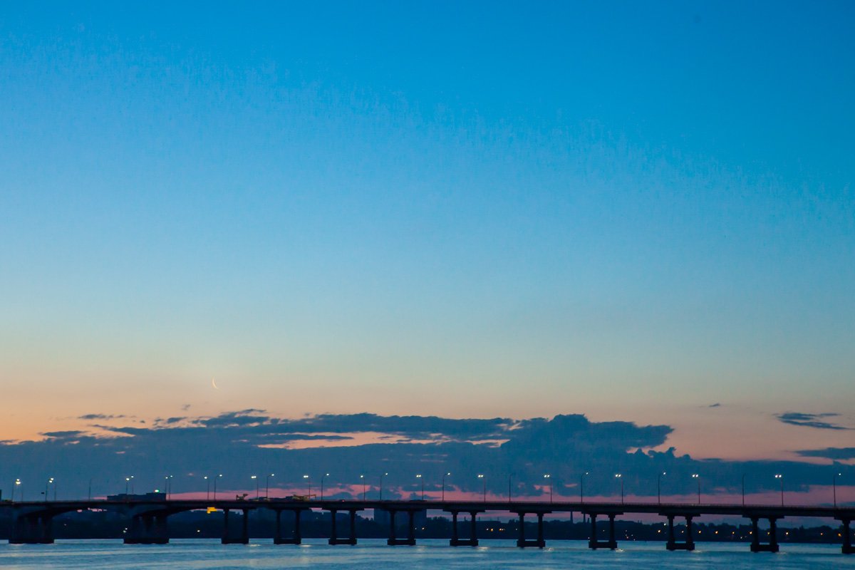 Уличное освещение на Новом мосту еще не выключили Уличное освещение на Новом мосту еще не выключили