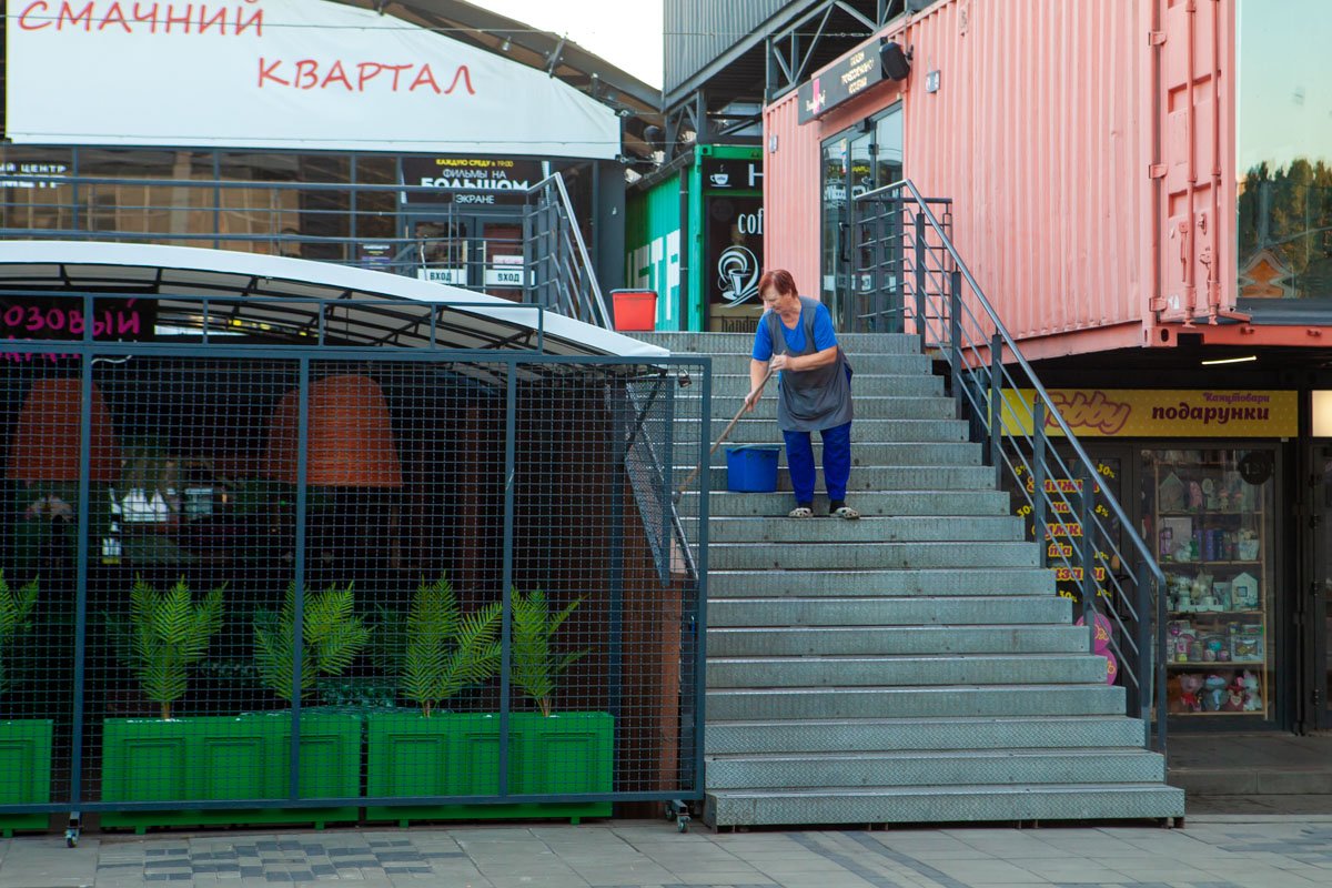 Подготовка ТЦ "Кубометр" к новому дню Подготовка ТЦ "Кубометр" к новому дню