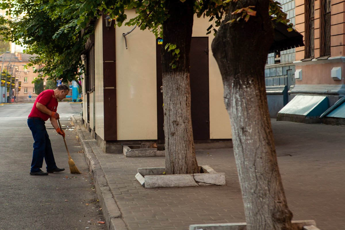 Через час тут будет много машин и людей Через час тут будет много машин и людей