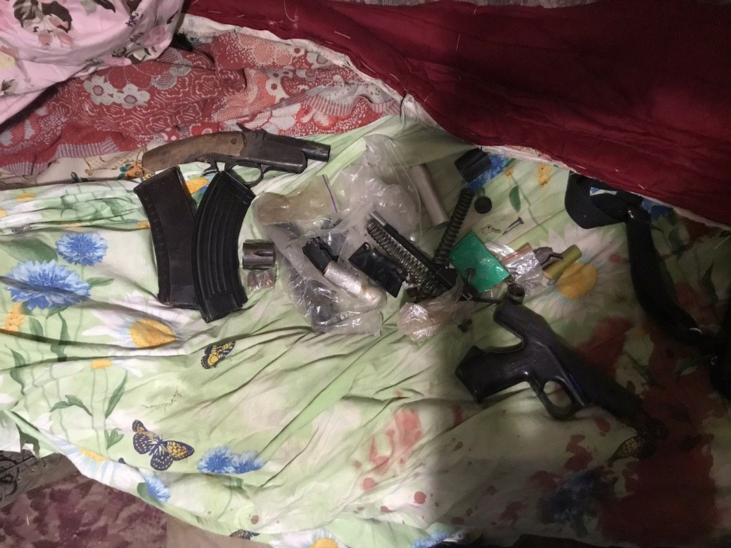 И его скромный арсенал И его скромный арсенал