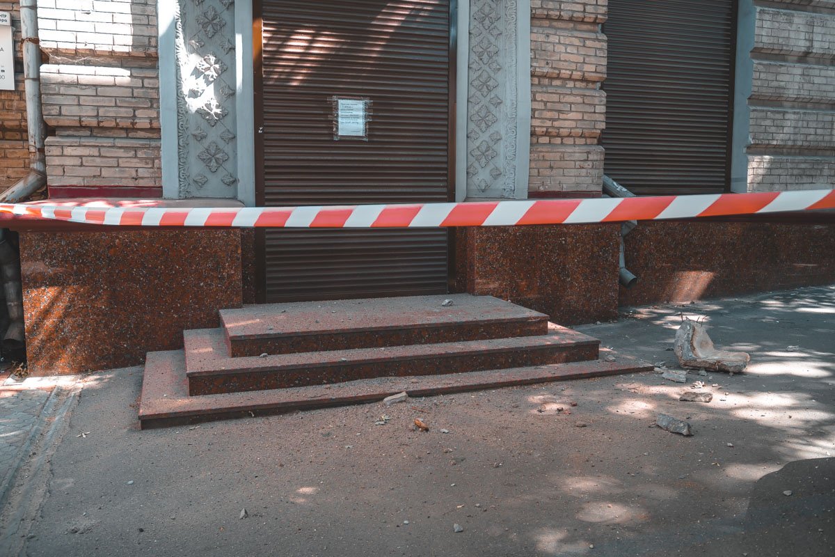 Кусок фасада упал на девушку Кусок фасада упал на девушку