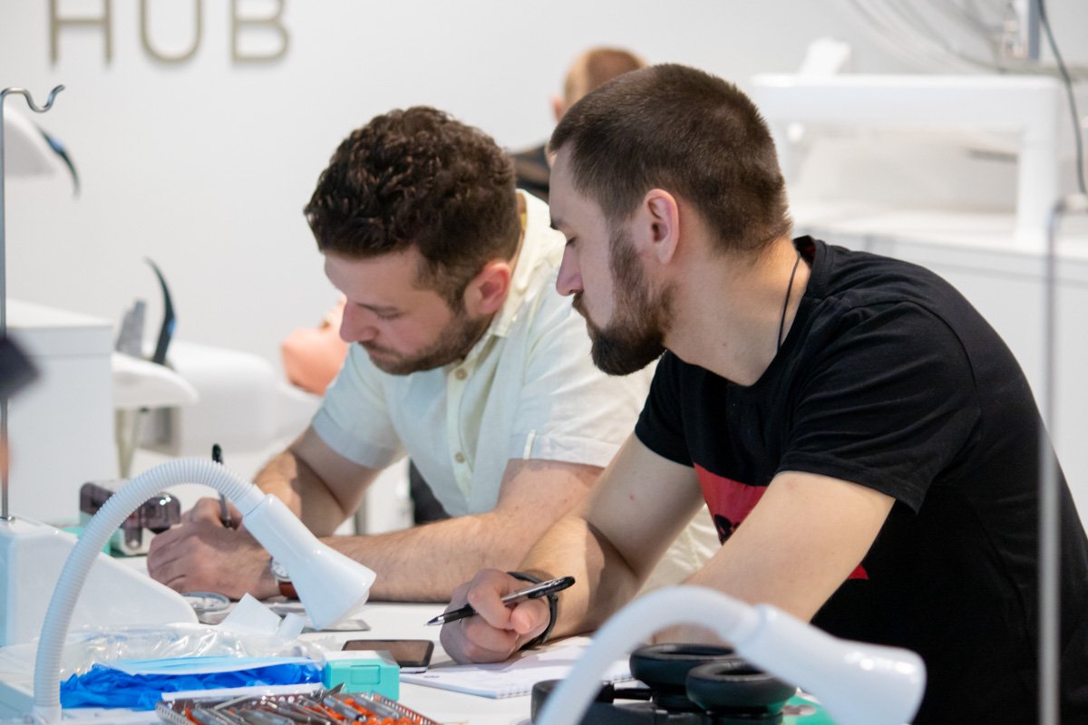 В Днепре центр Amel Dental Hub проводит лекции и занятия для стоматологов 1