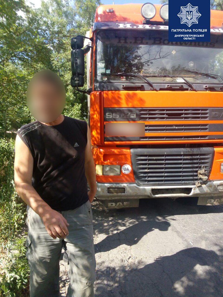В Днепре ВАЗ с пьяным водителем за рулем снес песочницу и перевернулся 2