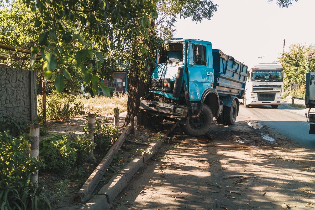 На Гвардейской, 11, грузовик снес столб и врезался в дерево На Гвардейской, 11, грузовик снес столб и врезался в дерево