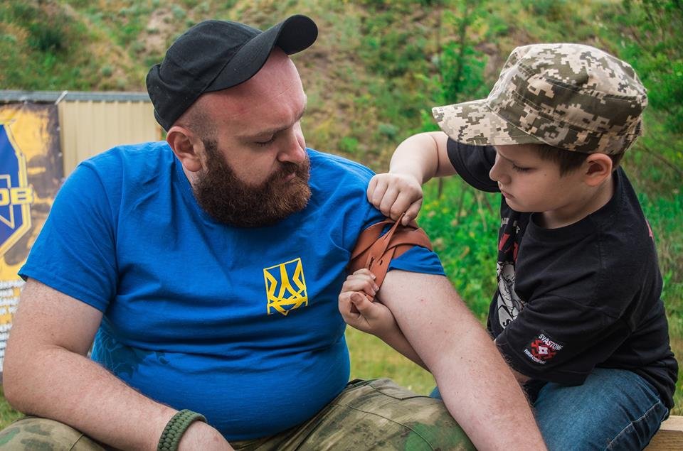 Игорь Майденко на себе показал, как накладывать жгут