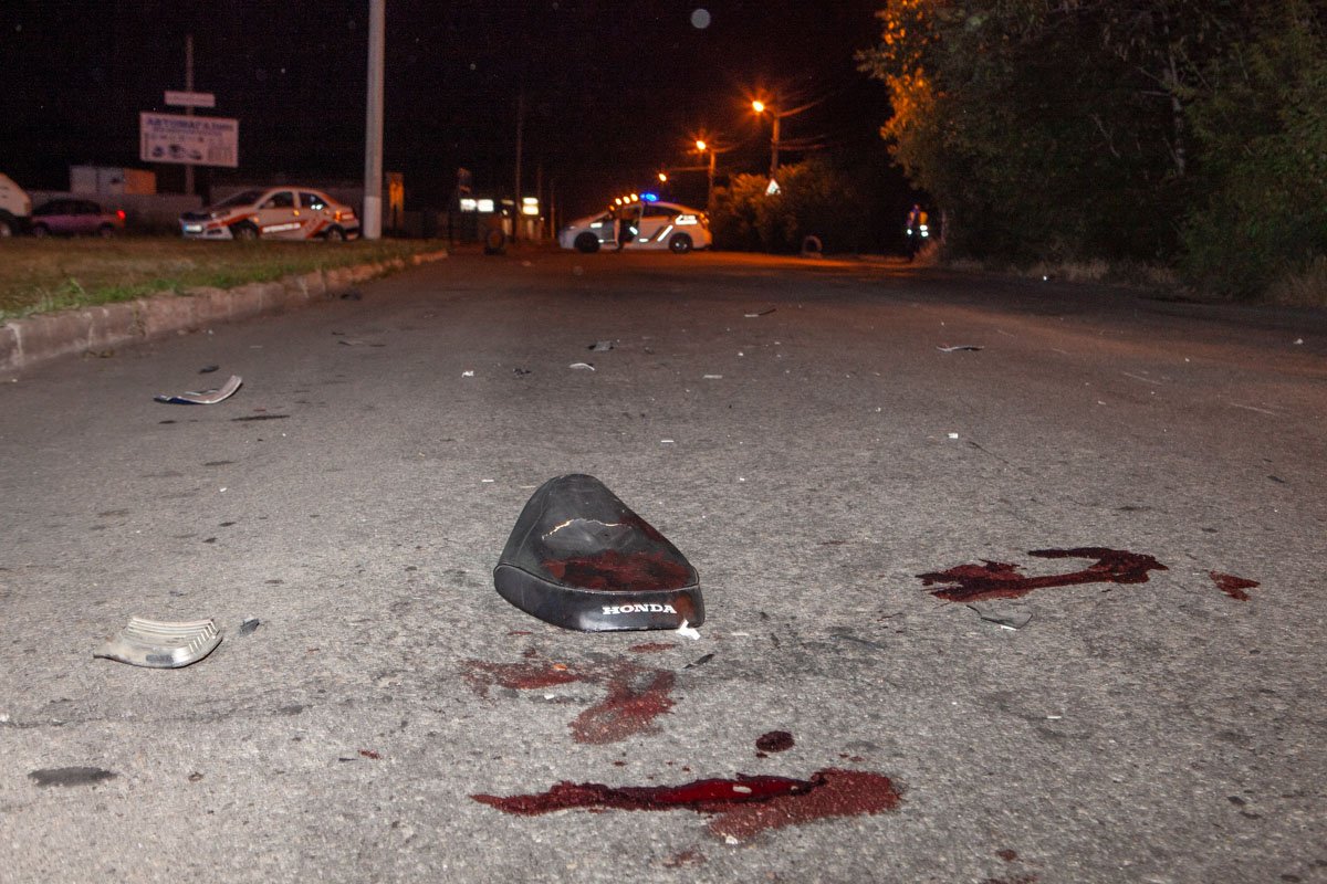 Драйвера мотороллера госпитализировали с переломом ноги