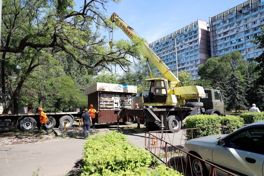 2 июля на проспекте Гагарина убрали сразу четыре незаконно работающих МАФа 2 июля на проспекте Гагарина убрали сразу четыре незаконно работающих МАФа