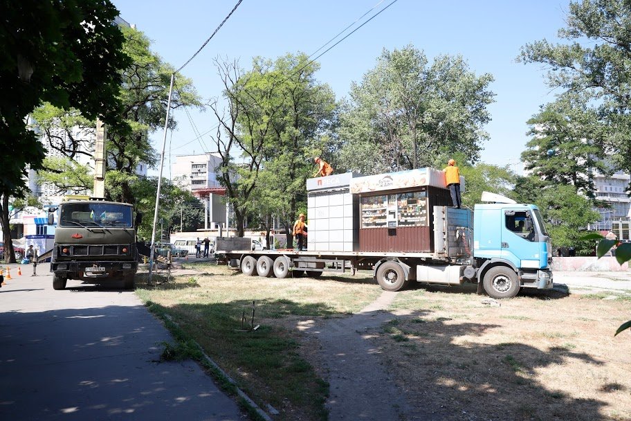 Киоски забрали на штраф-площадку Киоски забрали на штраф-площадку