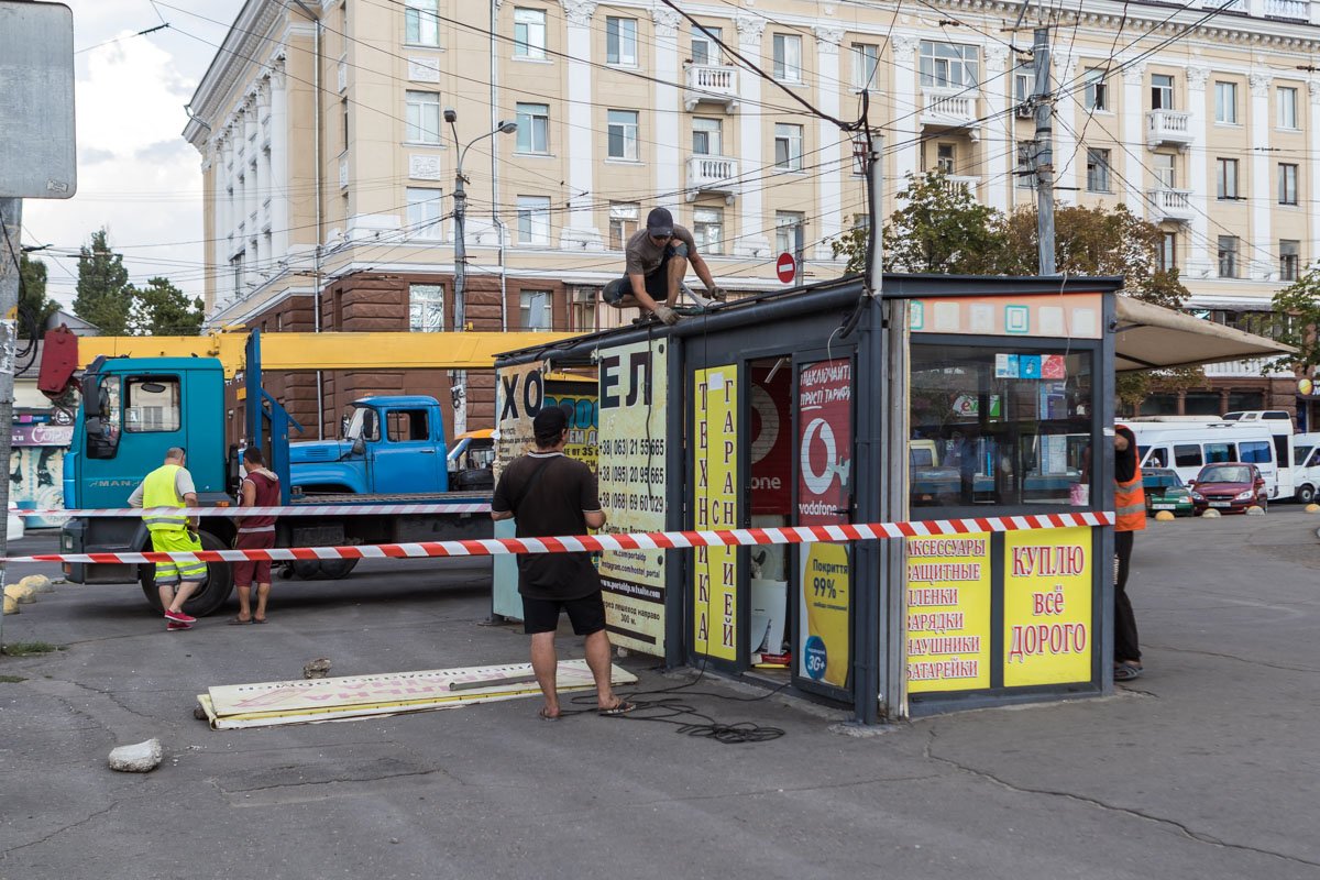 За один раз снесли два ларька 