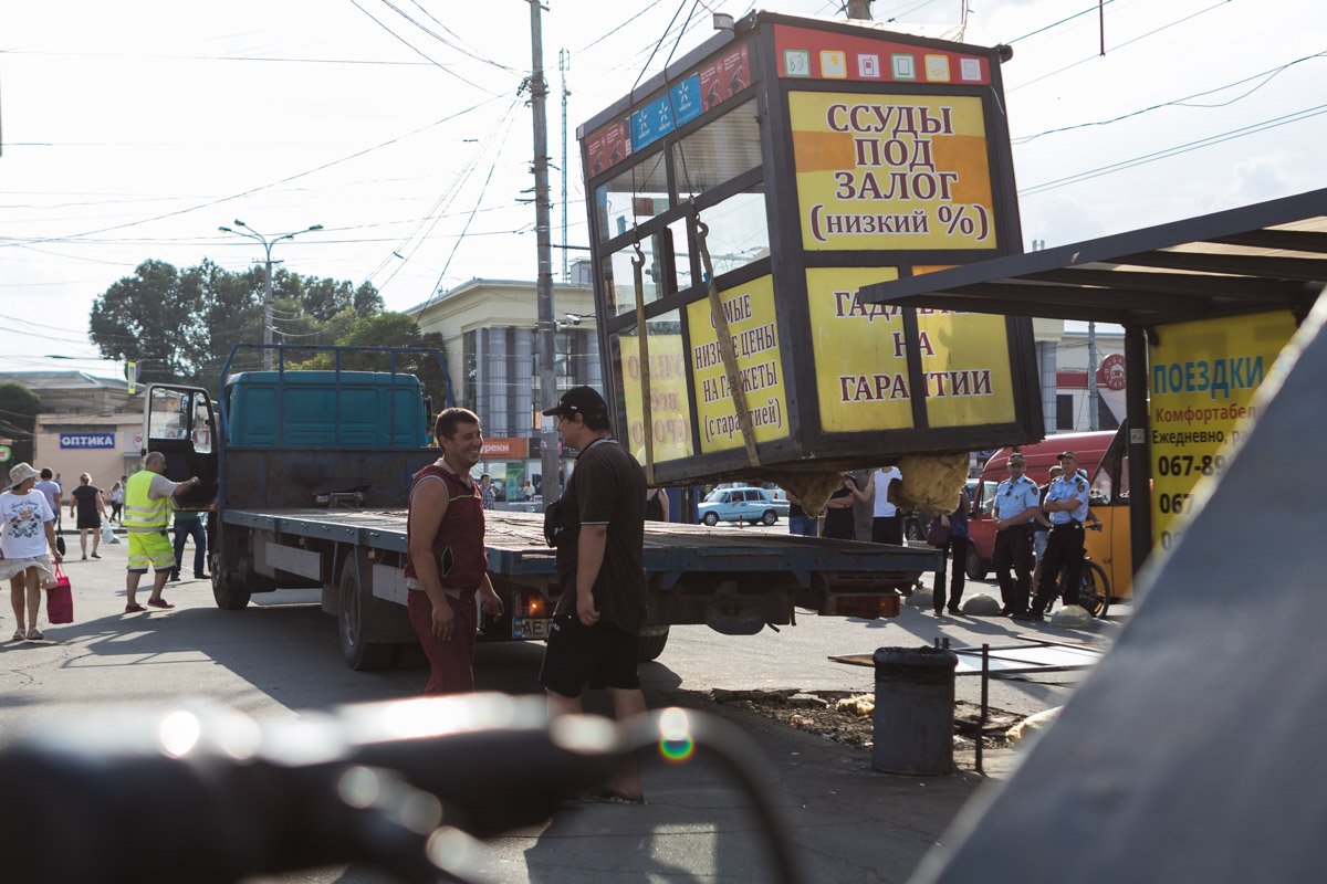 Киоски снижали комфортабельность остановок 