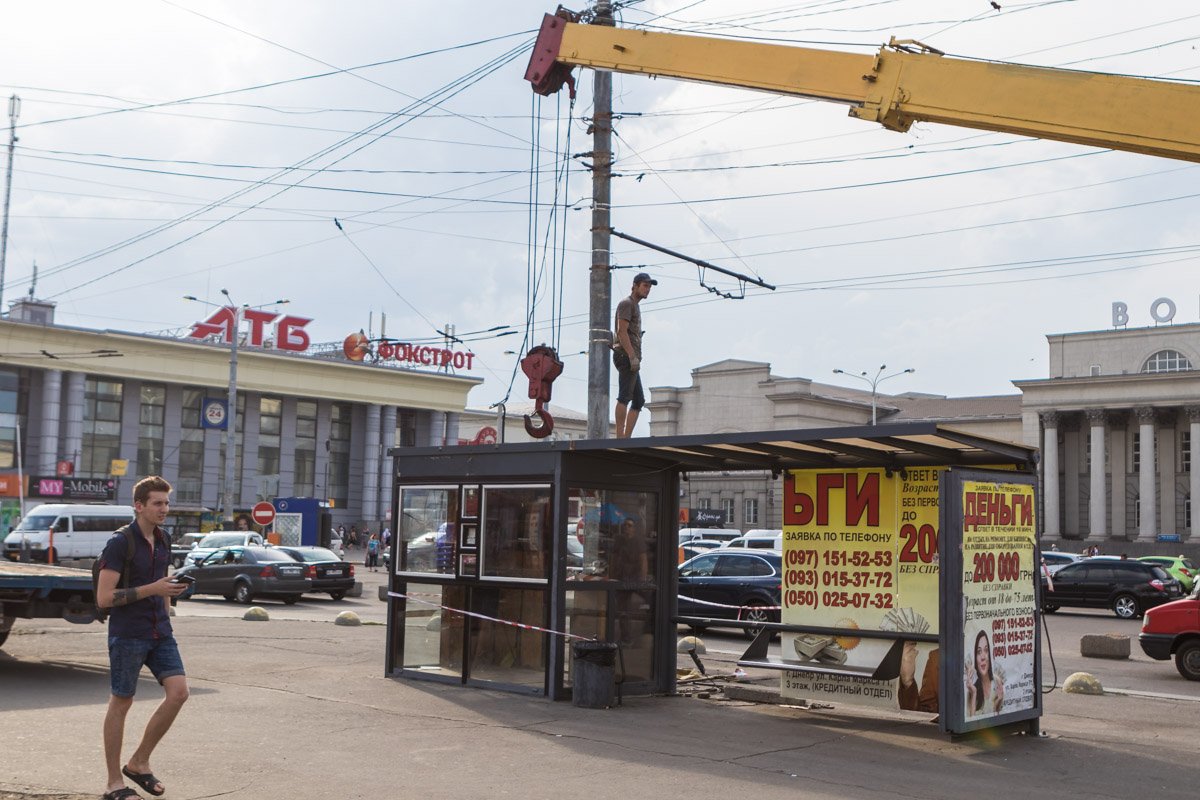 Кран забирает второй киоск 