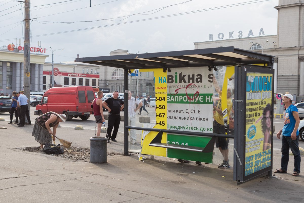 До этого стекло из остановки исчезло в неизвестном направлении 