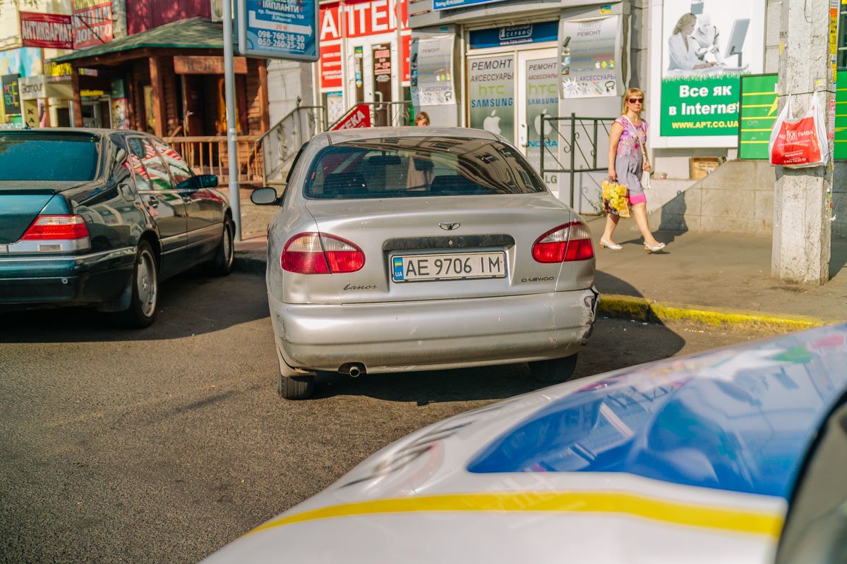 Предварительно, водитель Daewoo нарушил ПДД, за что и был остановлен Предварительно, водитель Daewoo нарушил ПДД, за что и был остановлен