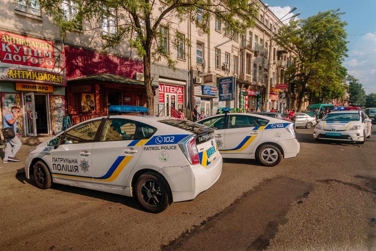 По одной версии, полицейские «просто» положили его лицом на землю и надели наручники По одной версии, полицейские «просто» положили его лицом на землю и надели наручники