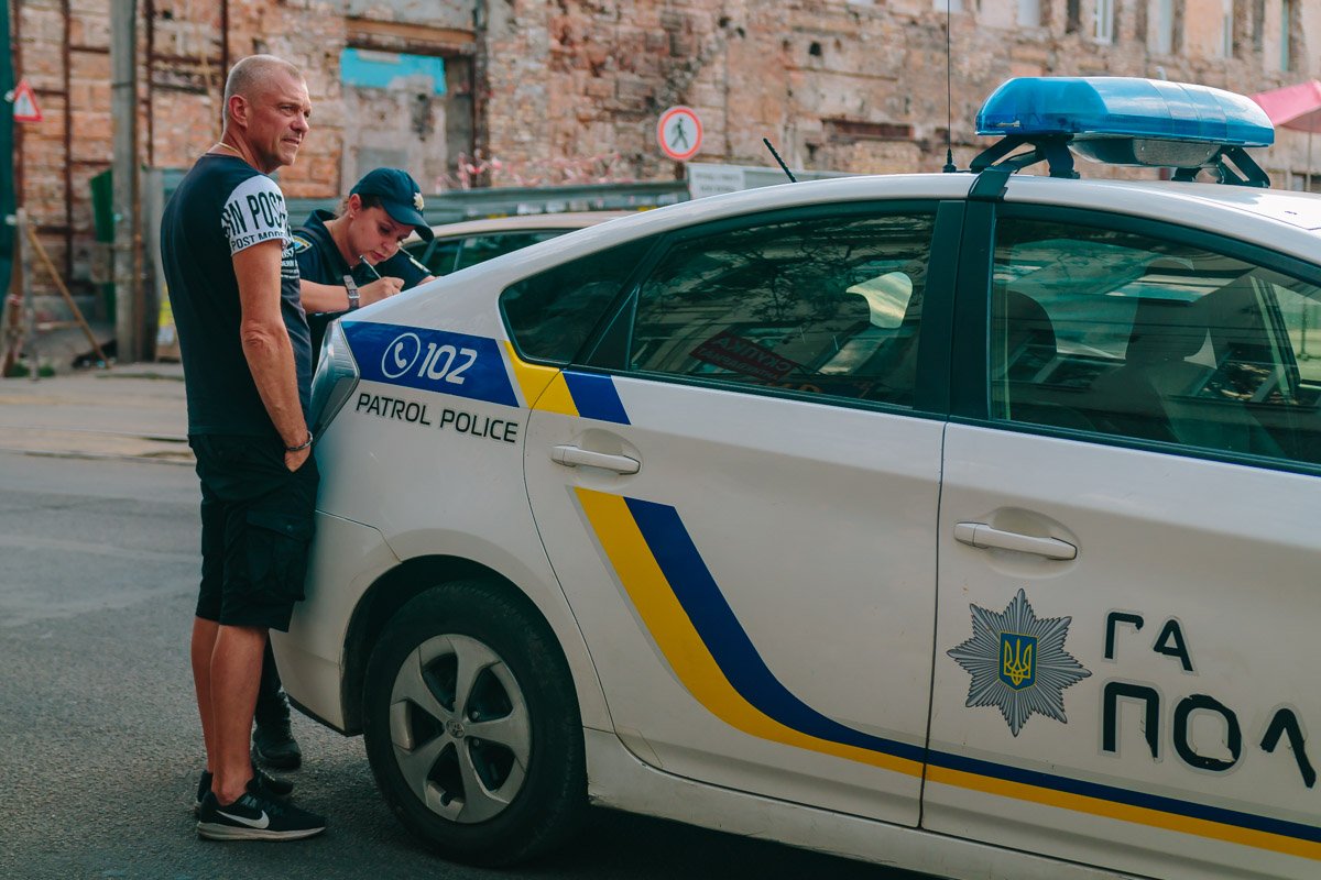 По другой — на замечание инспекторов мужчина отреагировал довольно агрессивно, вследствие чего те применили спецсилу По другой — на замечание инспекторов мужчина отреагировал довольно агрессивно, вследствие чего те применили спецсилу