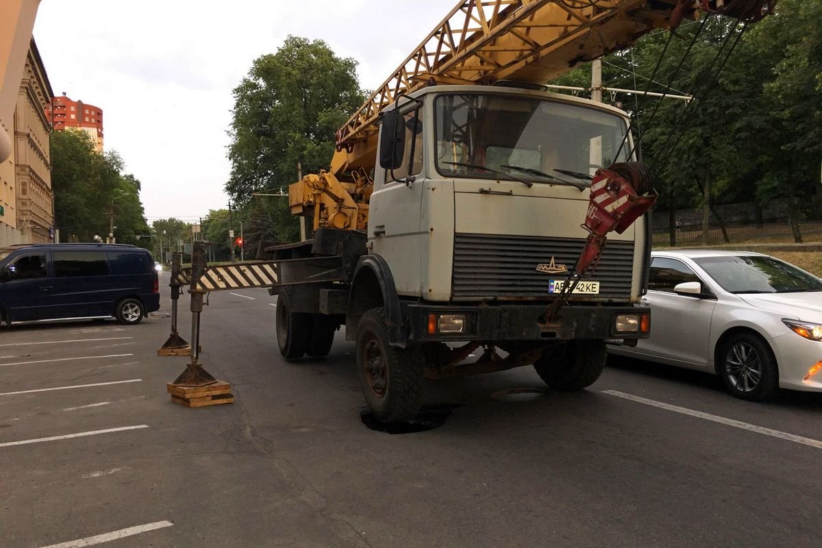 В центре Днепра под автокраном провалился асфальт
