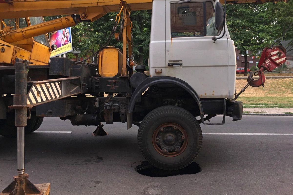 Водитель приподнял грузовик на дополнительных опорах, чтобы он окончательно не застрял