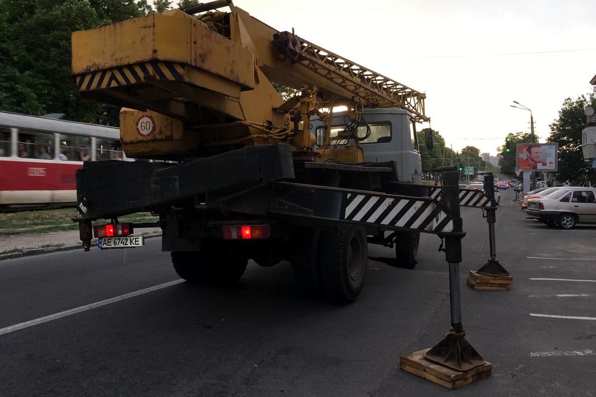 Чтобы вытащить автокран, пришлось вызывать спецтехнику