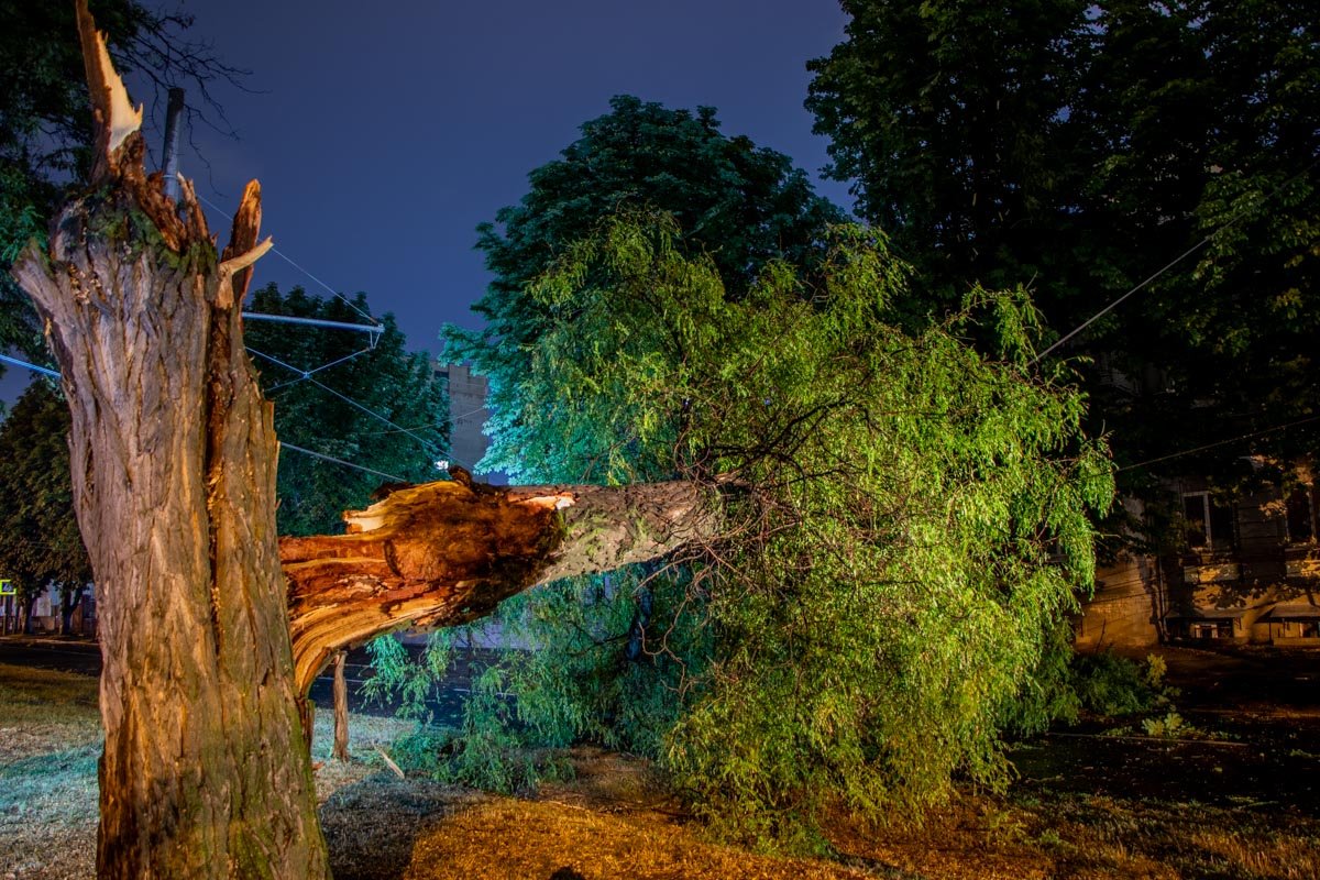 Из-за непогоды многие люди остались без света  Из-за непогоды многие люди остались без света