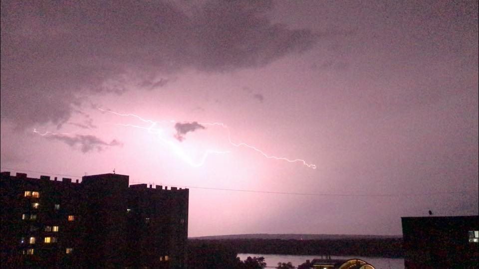 Молния осветила спальные районы  Молния осветила спальные районы