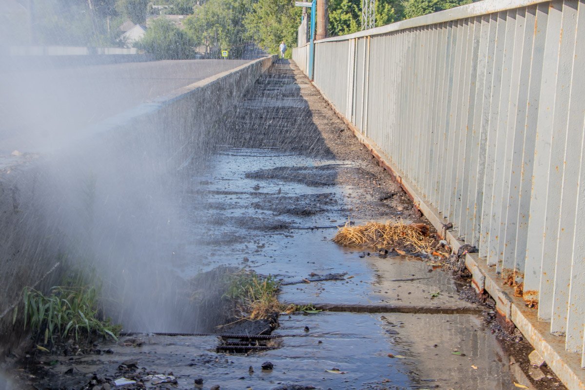 Вода из пробитой трубы бьет фонтаном Вода из пробитой трубы бьет фонтаном