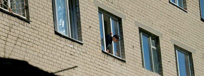 В Днепре девушка пыталась забраться в окно общежития по простыням и сорвалась с 4-го этажа