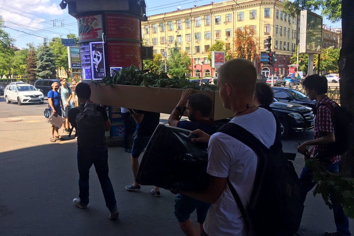 Гроб с "останками" платанов пронесли по центральному проспекту города Гроб с "останками" платанов пронесли по центральному проспекту города