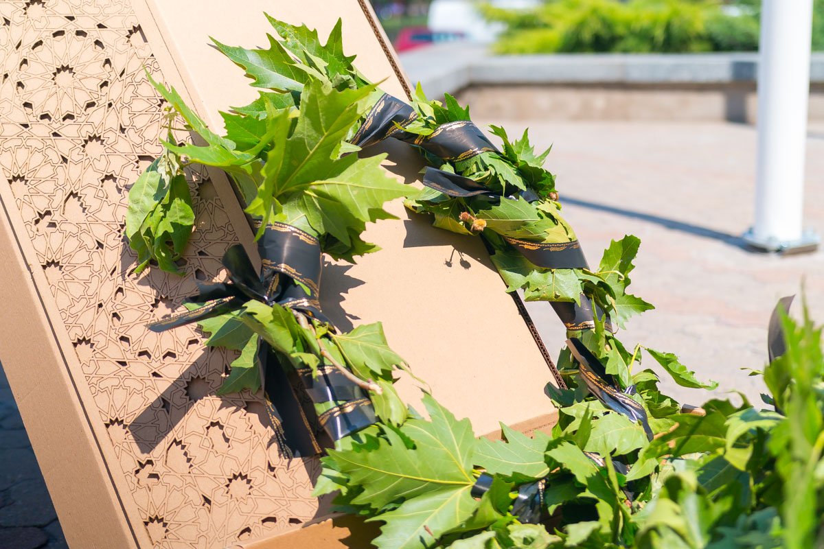 Гроб поставили под стенами городского совета Днепра Гроб поставили под стенами городского совета Днепра